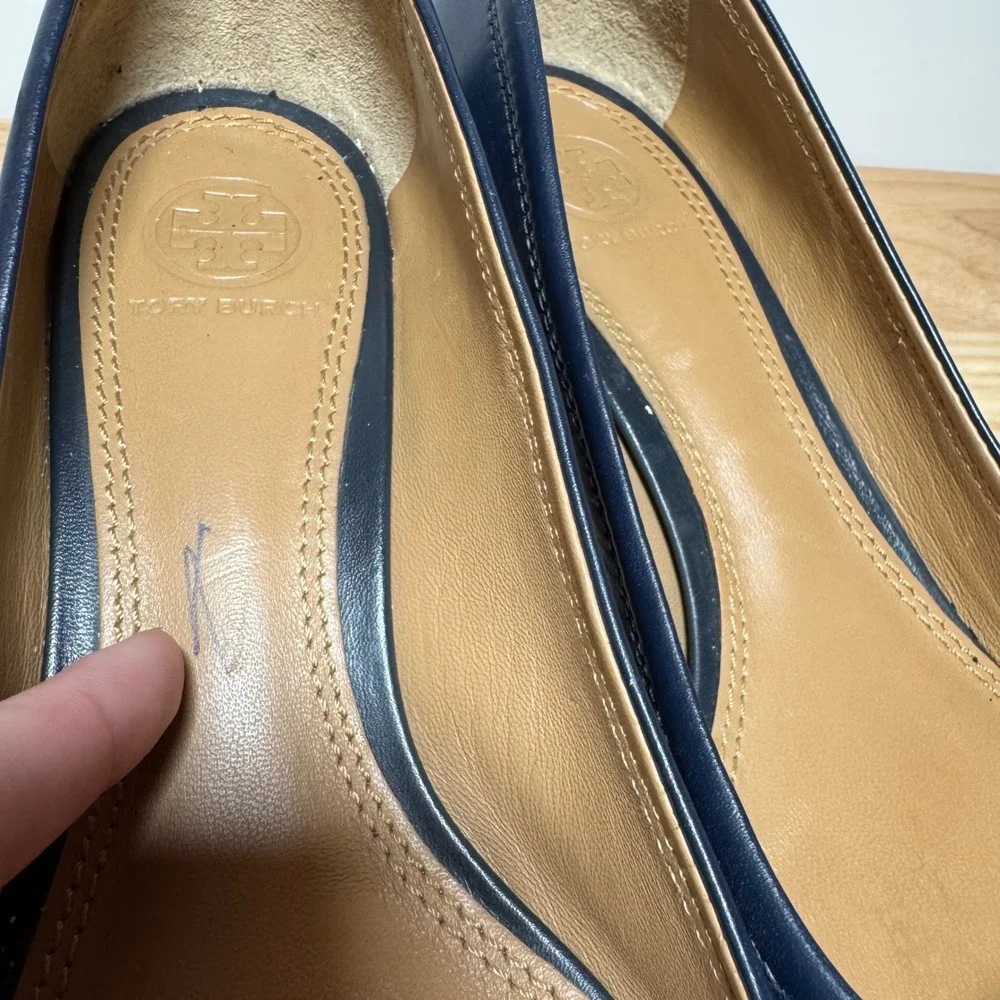 Tory Burch Navy Blue Leather Block Heel Logo Medallion Pumps 57985 Womens 8M